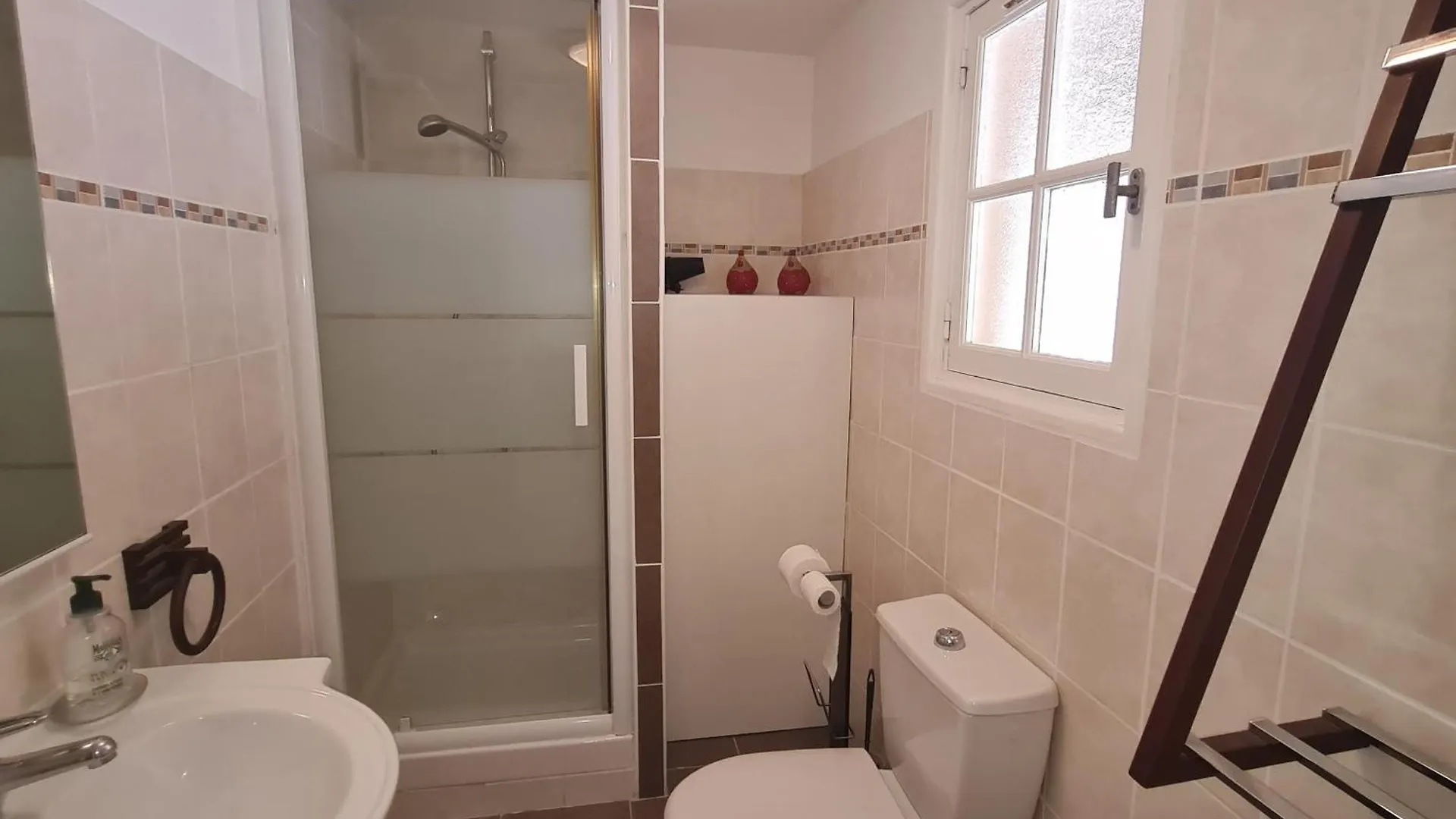 Appartement Avec Mezzanine, Piscine, Parking Et Pres De La Mer A Sainte-Maxime - Fr-1-780-81 0*,  France
