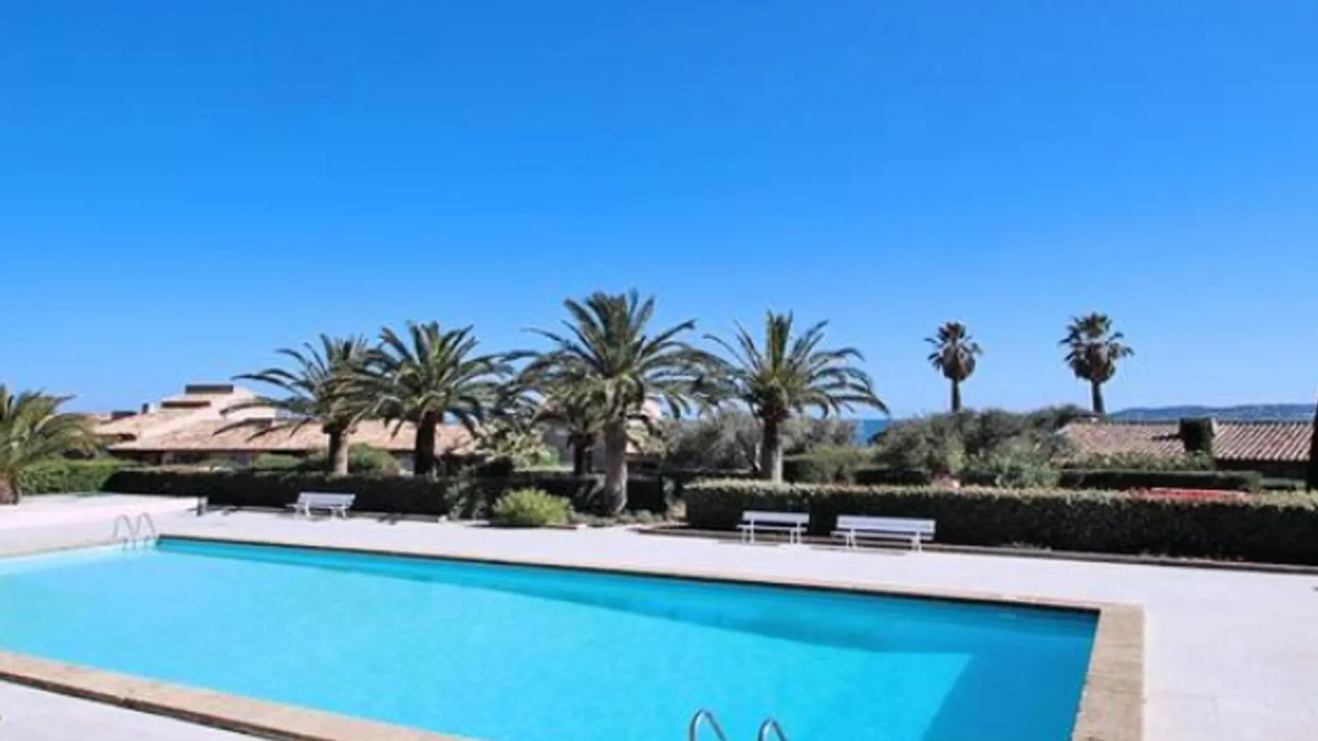 Appartement Avec Mezzanine, Piscine, Parking Et Pres De La Mer A Sainte-Maxime - Fr-1-780-81 0*,  France