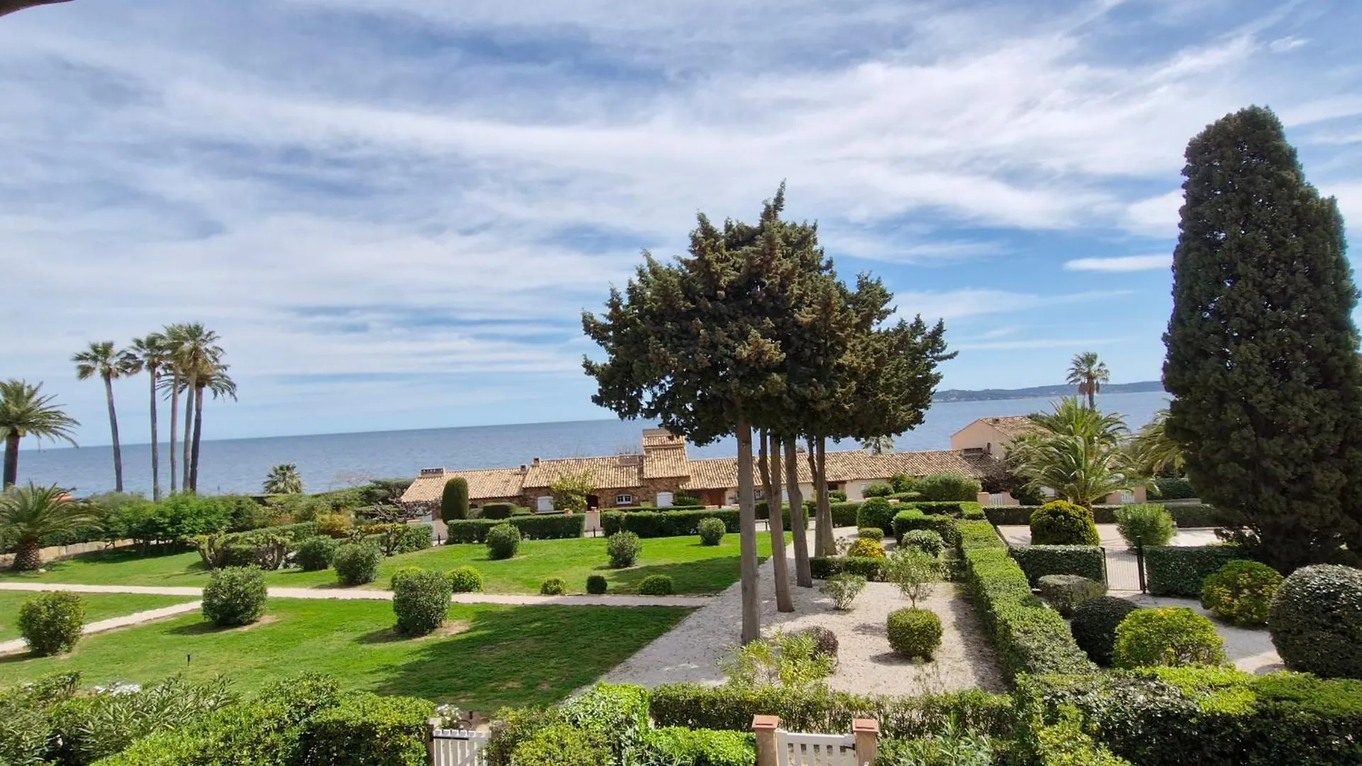Appartement Avec Mezzanine, Piscine, Parking Et Pres De La Mer A Sainte-Maxime - Fr-1-780-81 Apartment