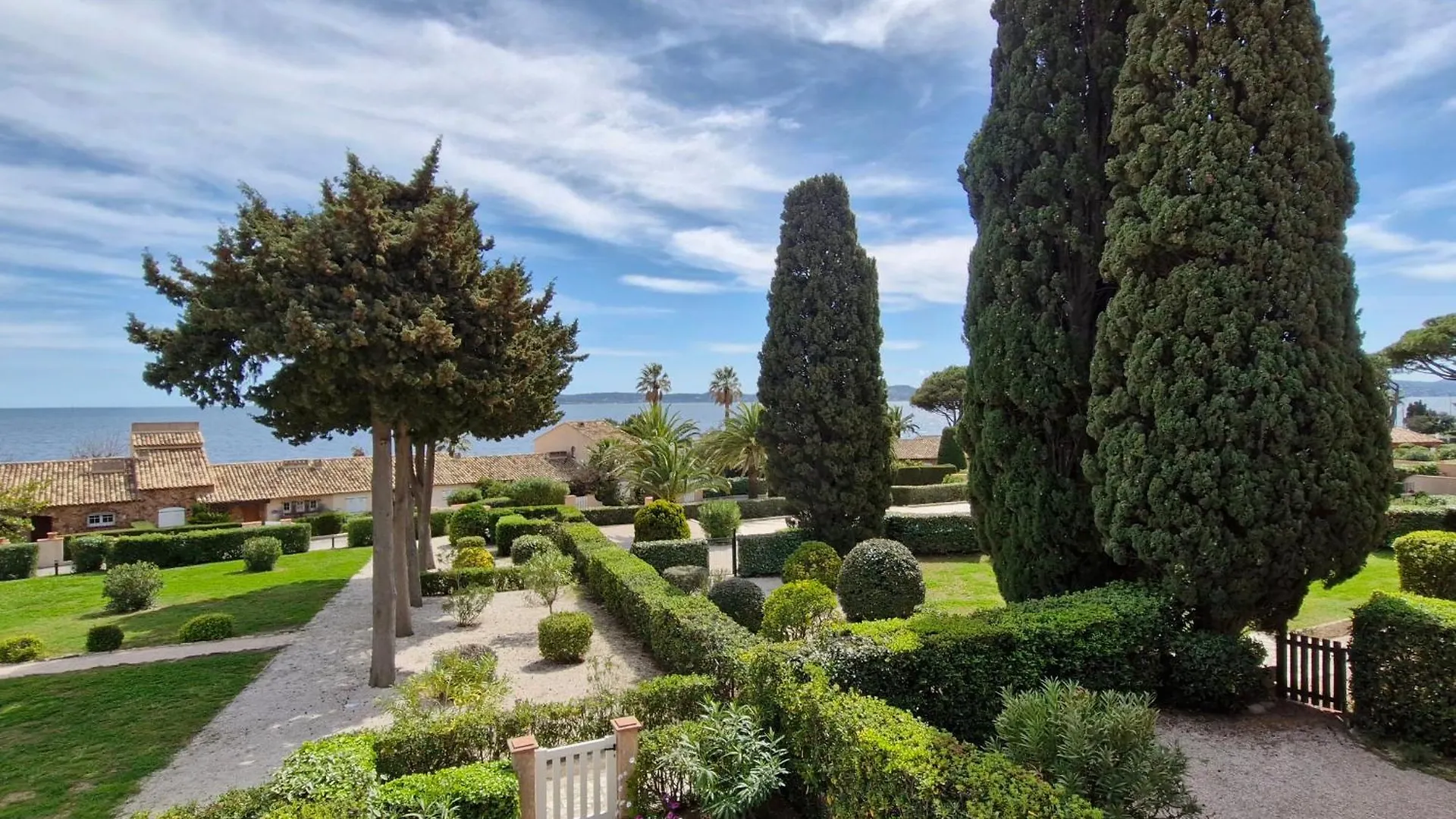 Appartement Avec Mezzanine, Piscine, Parking Et Pres De La Mer A Sainte-Maxime - Fr-1-780-81