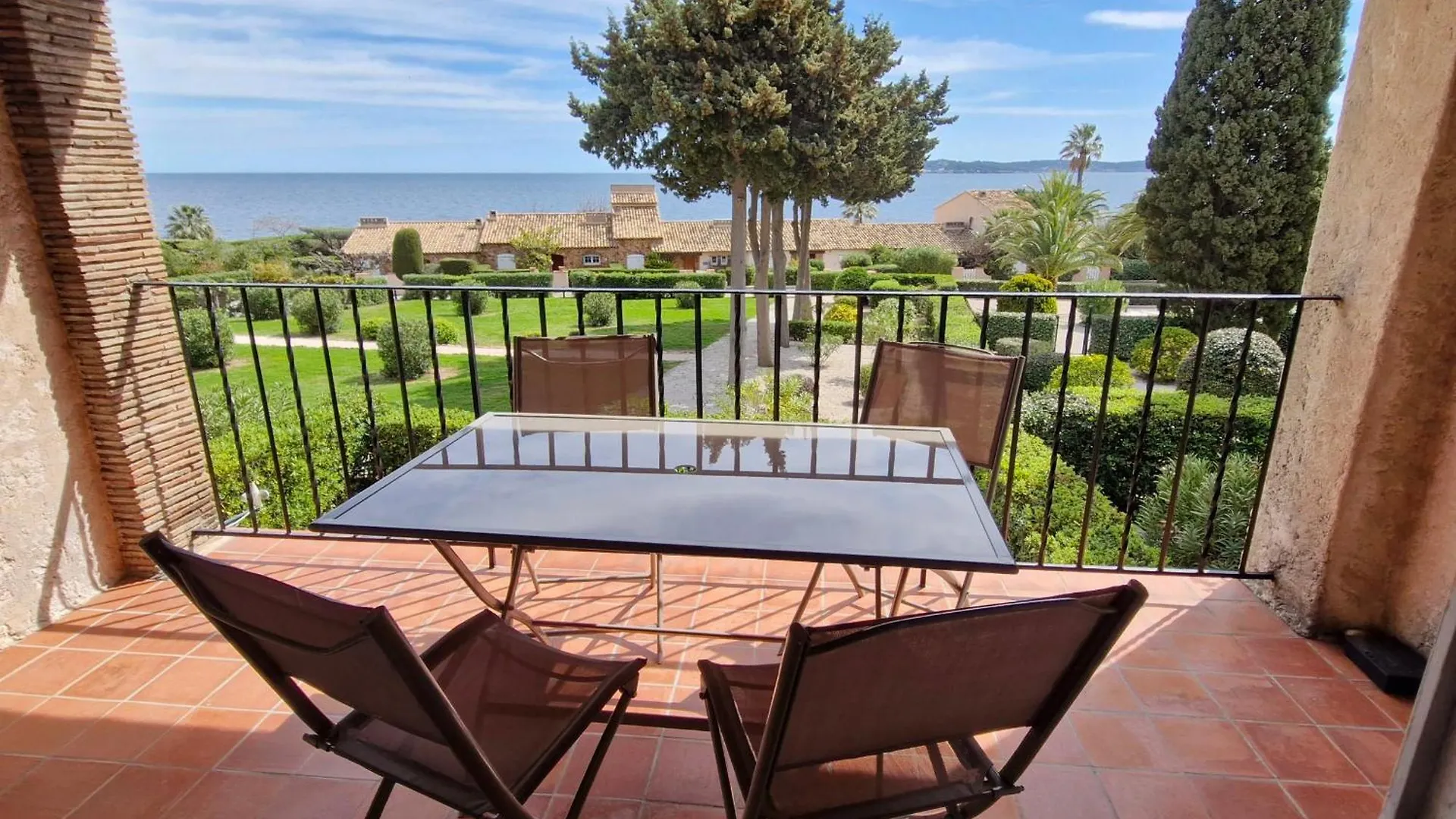 Appartement Avec Mezzanine, Piscine, Parking Et Pres De La Mer A Sainte-Maxime - Fr-1-780-81