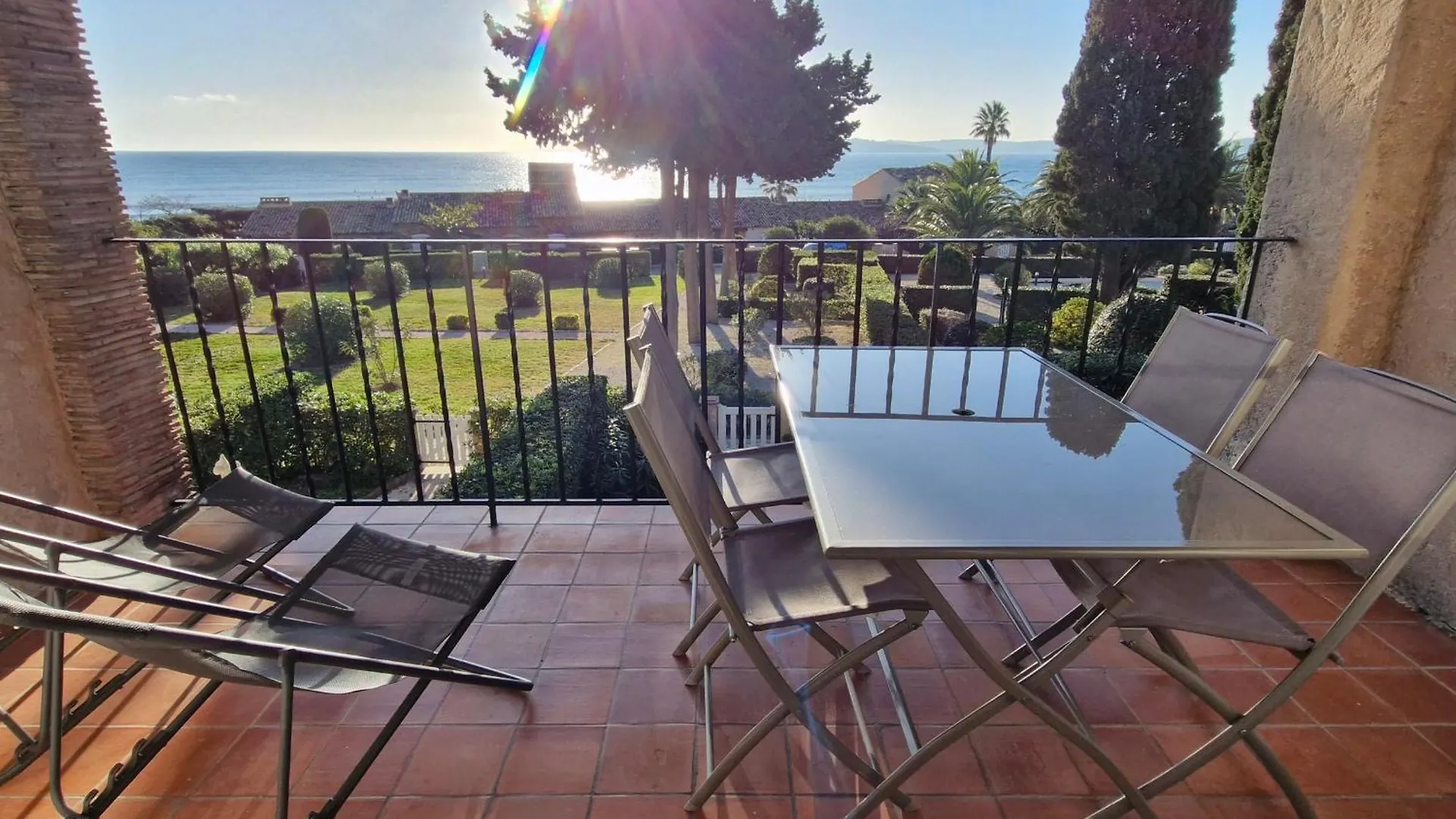 Appartement Avec Mezzanine, Piscine, Parking Et Pres De La Mer A Sainte-Maxime - Fr-1-780-81